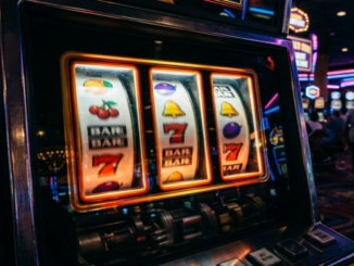 En spelautomatskärm med suddiga snurrande hjul som symboliserar autospel på nätcasino.