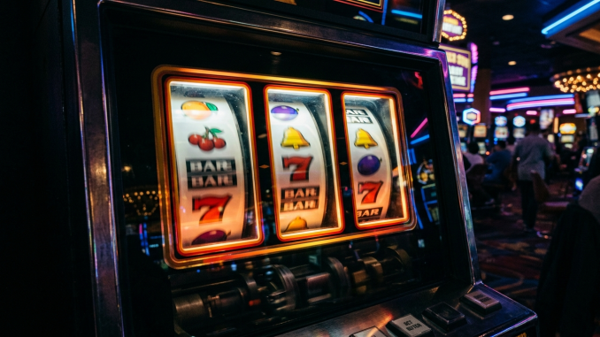 En spelautomatskärm med suddiga snurrande hjul som symboliserar autospel på nätcasino.