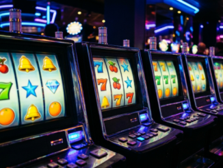 Rad av upplysta spelautomater med färgglada symboler i en mörk casinomiljö, som symboliserar nätcasino.